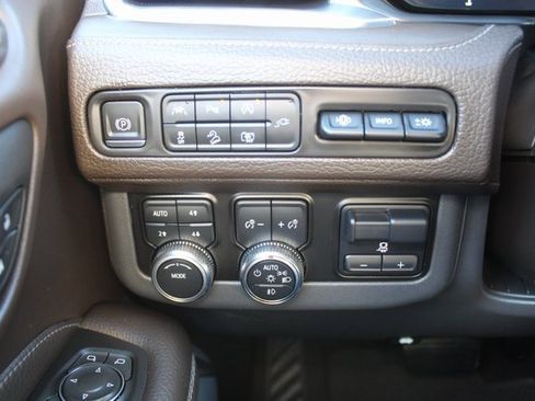 Used 2022 GMC Yukon XL Denali w/ Denali Premium Package image 29