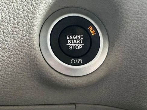 Used 2024 Chrysler Pacifica Limited FWD image 19