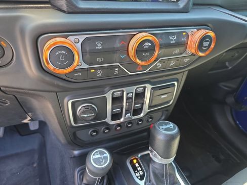 Used 2018 Jeep Wrangler Unlimited Sahara AWD/4WD image 29