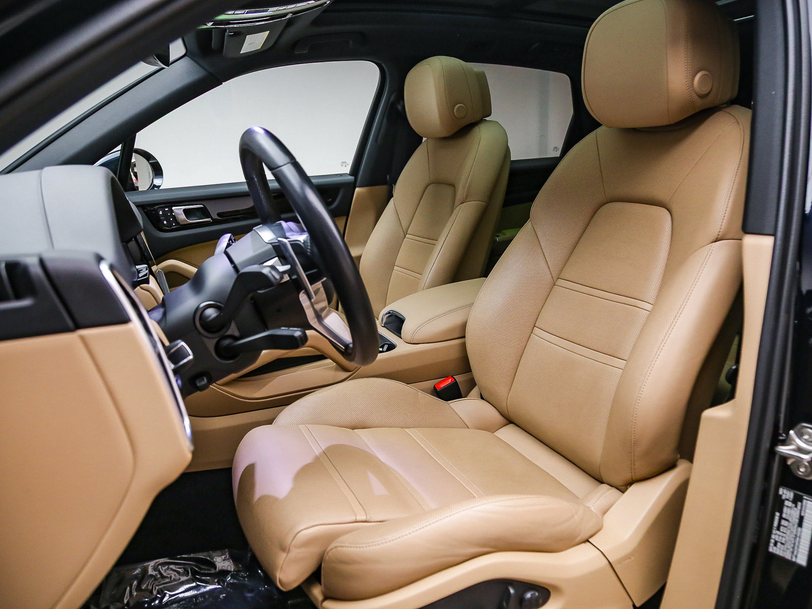 Certified 2023 Porsche Cayenne AWD/4WD image 5