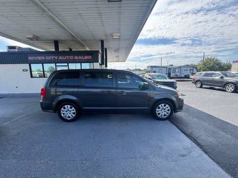 Used 2017 Dodge Grand Caravan SE w/ Power Window Group FWD image 2