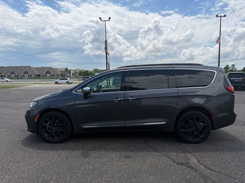Used 2022 Chrysler Pacifica Limited AWD/4WD image 7