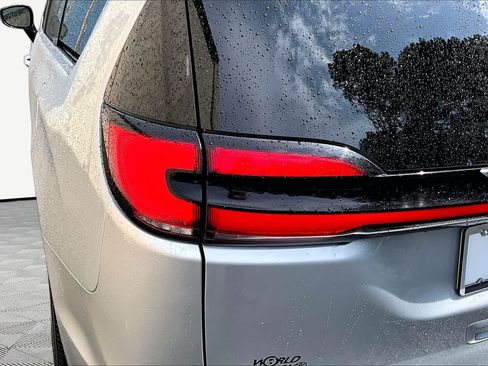Used 2024 Chrysler Pacifica Touring-L FWD image 29