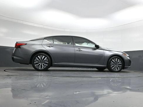 Used 2024 Nissan Altima 2.5 SV FWD image 37
