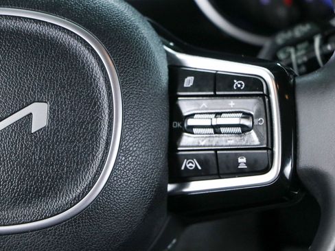 Used 2024 Kia Carnival EX FWD image 14