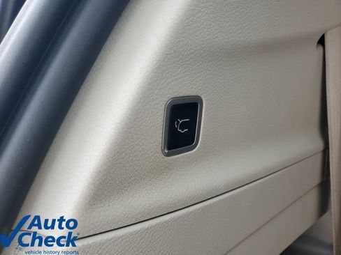 Used 2024 Chrysler Pacifica Touring-L FWD image 10