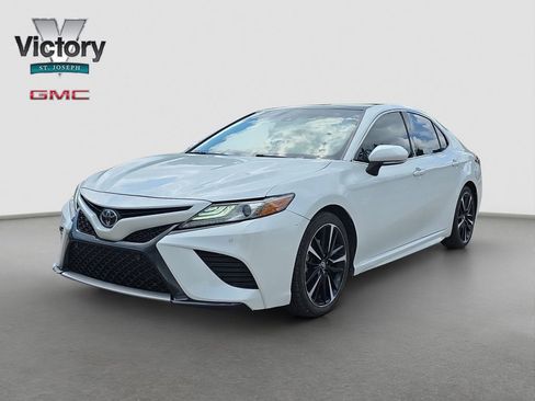 Used 2018 Toyota Camry XSE FWD image 3