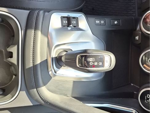 Used 2019 Jaguar E-PACE SE image 40