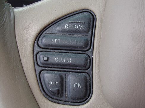 Used 2001 Lincoln Town Car Cartier RWD image 41