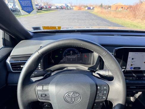 Used 2025 Toyota Camry SE w/ Convenience Package image 4