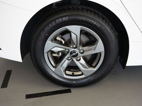 Used 2022 Kia K5 LXS FWD image 9