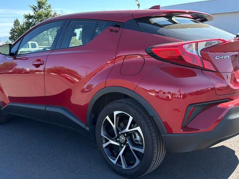 Used 2021 Toyota C-HR XLE FWD image 3