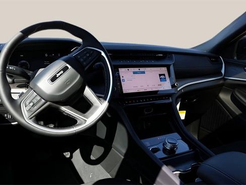 New 2026 Jeep Grand Cherokee Altitude image 14