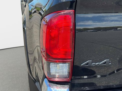 Certified 2021 Toyota Tacoma SR5 AWD/4WD image 9