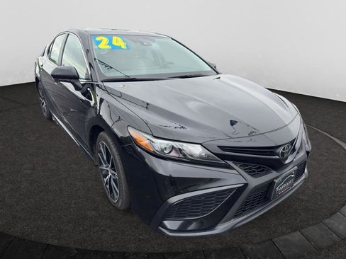 Used 2024 Toyota Camry SE FWD image 3