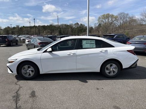 New 2026 Hyundai Elantra SE image 4