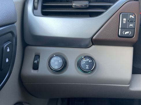 Used 2020 Chevrolet Suburban LT image 50