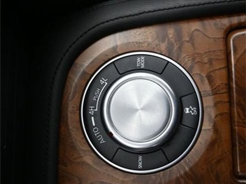 Used 2024 Nissan Armada SL image 17