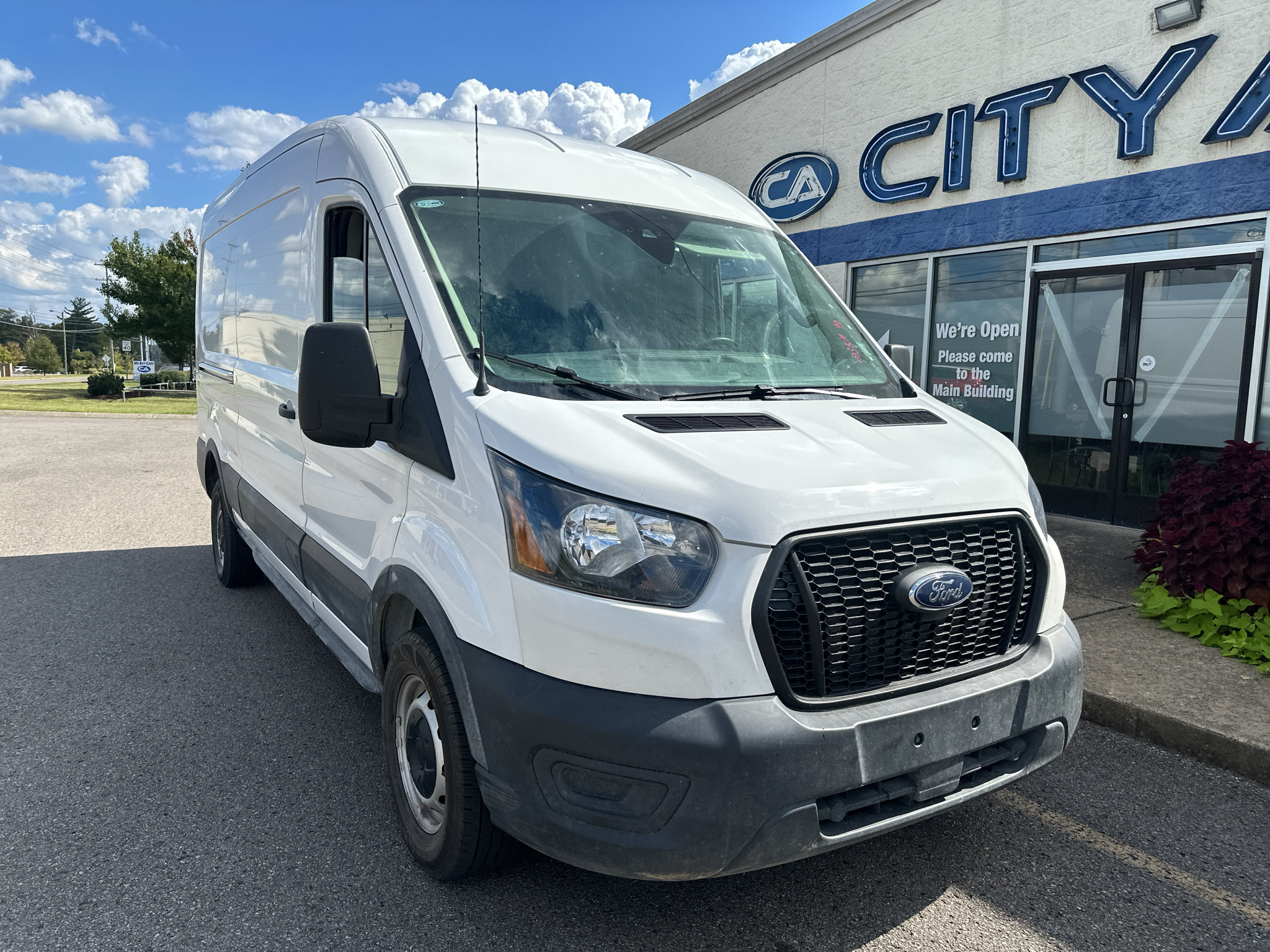 Used 2025 Ford Transit 250 148 Medium Roof RWD image 2