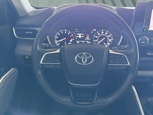 Used 2020 Toyota Highlander XLE image 11