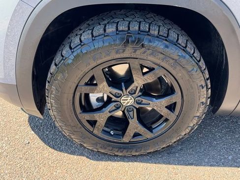Used 2024 Volkswagen Atlas Peak Edition SE image 8