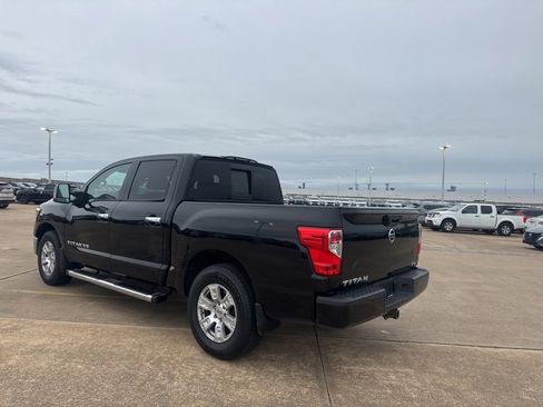 Used 2018 Nissan Titan SV w/ SV Convenience Package RWD image 17