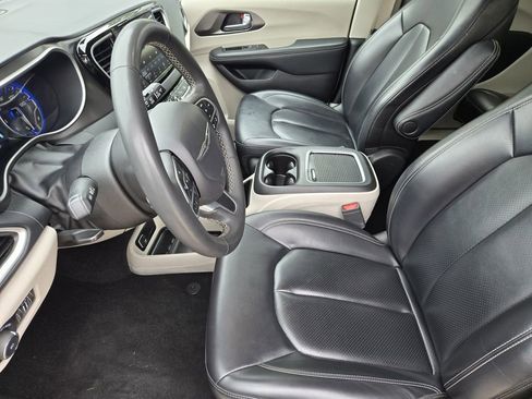 Used 2023 Chrysler Pacifica Touring-L FWD image 18