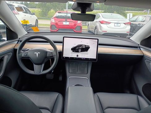 Used 2024 Tesla Model Y Long Range AWD/4WD image 11