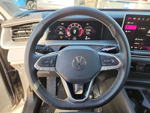 Certified 2025 Volkswagen Tiguan SE image 16