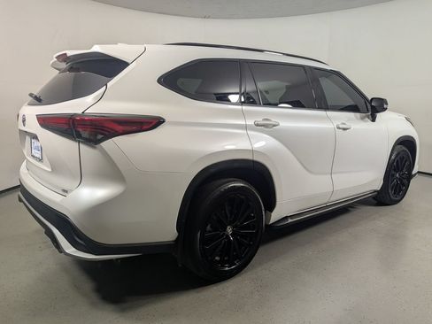Used 2023 Toyota Highlander XSE FWD image 8