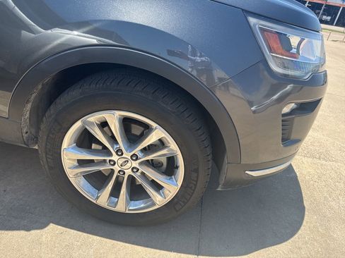Used 2019 Ford Explorer Limited w/ Ford Safe & Smart Package AWD/4WD image 4