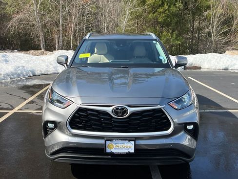 Used 2025 Toyota Highlander XLE image 8