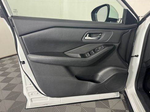 Used 2024 Nissan Rogue SV FWD image 11
