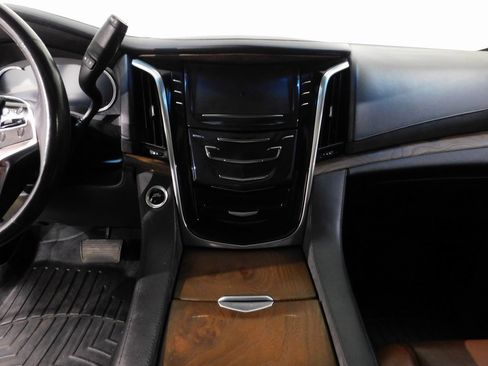 Used 2019 Cadillac Escalade ESV Luxury image 43