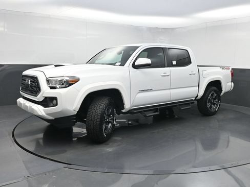 Used 2018 Toyota Tacoma TRD Sport AWD/4WD image 19