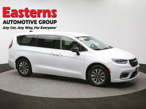 Used 2024 Chrysler Pacifica Select image 49