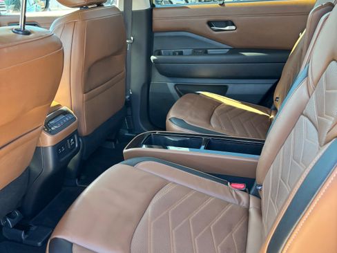 Used 2022 Nissan Pathfinder Platinum image 12