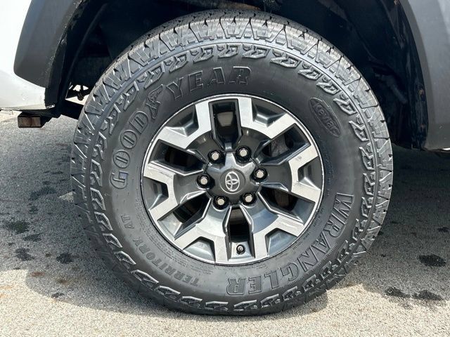 Used 2019 Toyota Tacoma TRD Off-Road AWD/4WD image 13