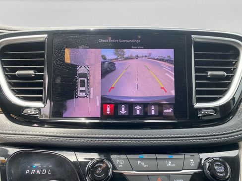 Used 2022 Chrysler Pacifica Limited FWD image 16