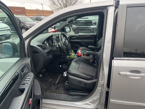 Used 2015 Chrysler Town & Country S w/ Driver Convenience Group image 6