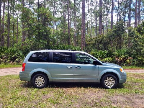 Used 2009 Chrysler Town & Country LX w/ Entertainment Group #1 image 8
