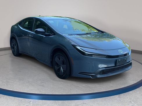 Used 2024 Toyota Prius LE FWD image 3