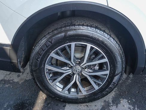 Used 2018 Volkswagen Tiguan SE w/ Panoramic Sunroof Package AWD/4WD image 9