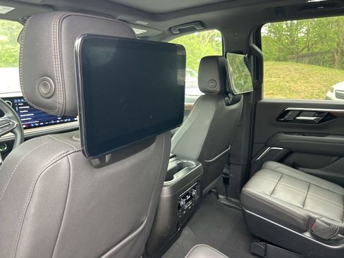 Used 2025 Chevrolet Suburban High Country AWD/4WD image 15