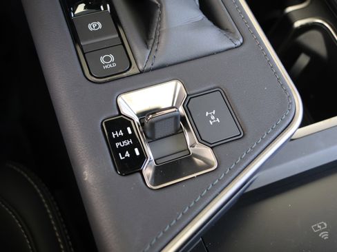 Used 2025 Lexus GX 550 w/ Accessory Package (2T) image 32