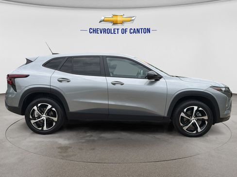Used 2024 Chevrolet Trax RS FWD image 4