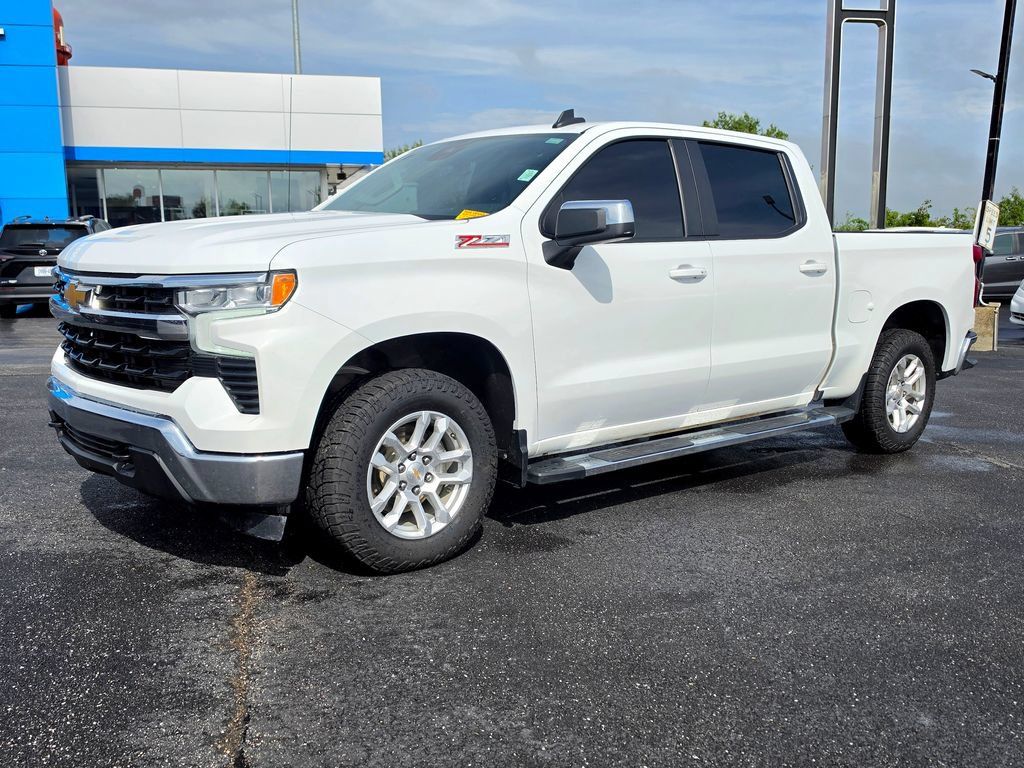 Used 2025 Chevrolet Silverado 1500 LT AWD/4WD image 2