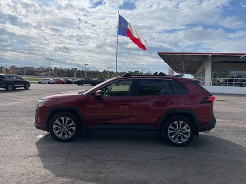 Used 2023 Toyota RAV4 XLE Premium image 9