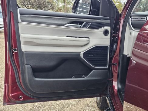 Used 2024 Jeep Wagoneer L Series II image 15