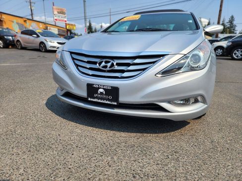 Used 2011 Hyundai Sonata SE w/ Navigation & Sunroof Pkg 4 FWD image 2